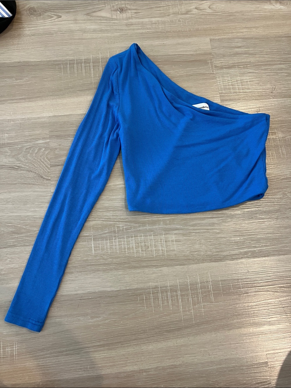 One shoulder, super down blue top.
Never worn!